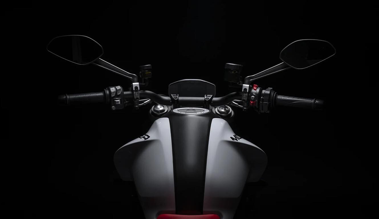 slide_0005_Ducati-Monster-MY24-veicolo-hero-1600x1000.jpg