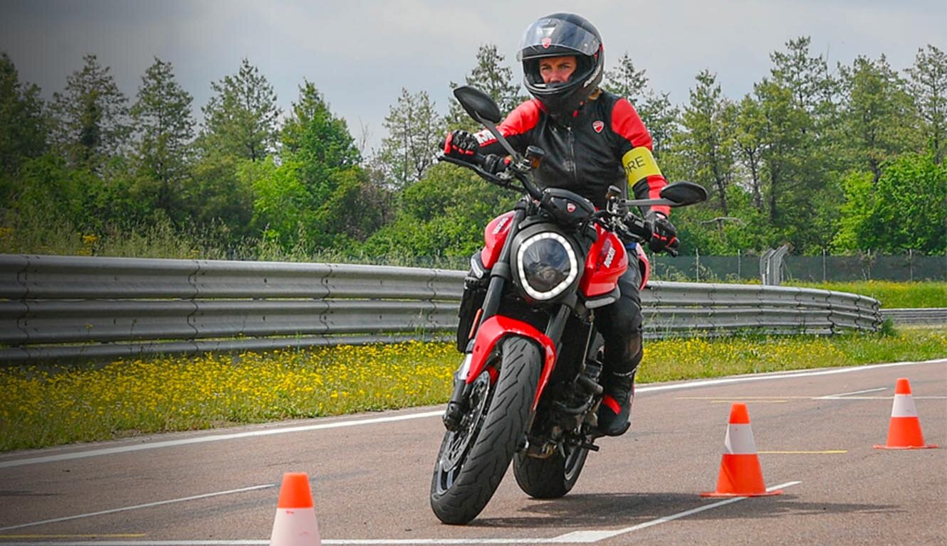 slide_0011_Ducati-Monster-MY24-explore-banner-full-1330x600.jpg