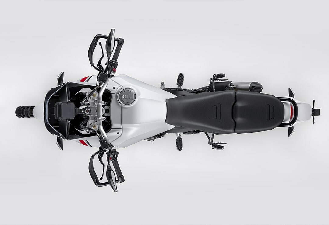 Ducati-DesertX-overview-carousel-imgtxt-full-1080x740-02-min.jpg