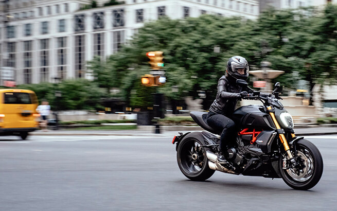 Diavel-1260-BYG-03-carousel-imgtext-655x410.jpg