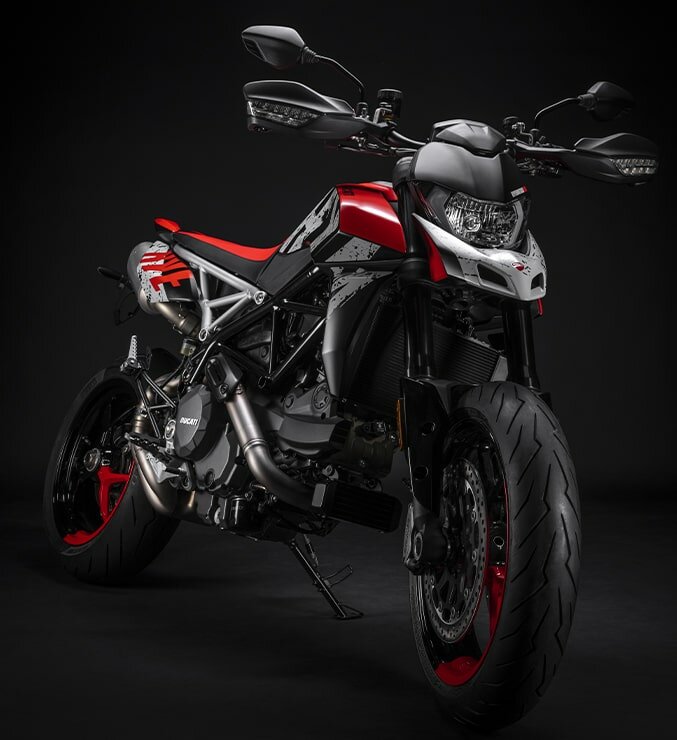 Ducati-Hypermotard-950-RVE-MY24-overview-carousel-imgtxt-677x740-01-min.jpg