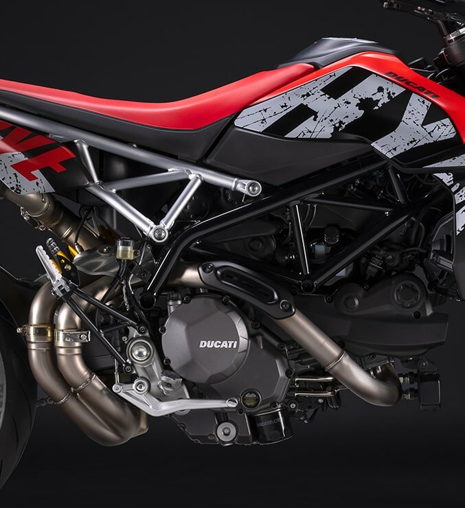 Ducati-Hypermotard-950-RVE-MY24-overview-carousel-imgtxt-677x740-02-min.jpg