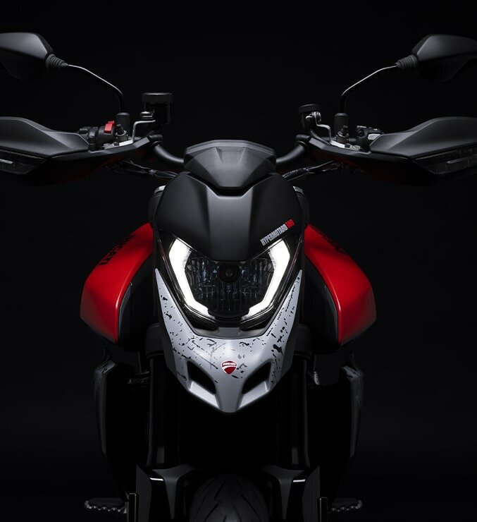 Ducati-Hypermotard-950-RVE-MY24-overview-carousel-imgtxt-677x740-03-min.jpg