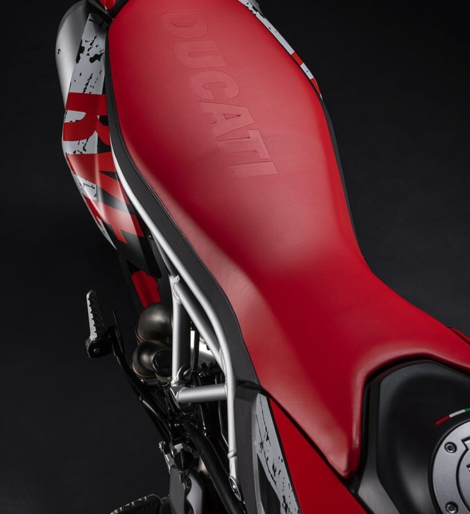 Ducati-Hypermotard-950-RVE-MY24-overview-carousel-imgtxt-677x740-04-min.jpg