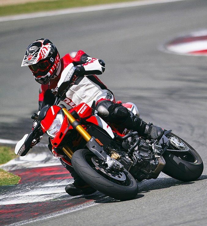 Hypermotard-SP-MY2021-Performance-01-Carosello-677x740--min.jpg