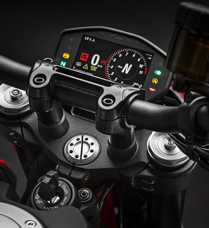Ducati-Hypermotard-950-MY24-overview-carousel-imgtxt-677x740-04-min.jpg