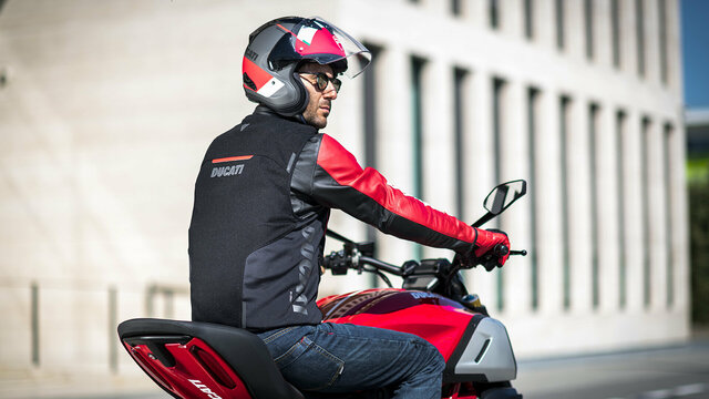 Ducati-Smart-Jacket-05-gallery-1920x1080.jpg