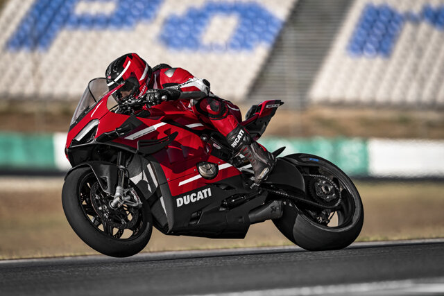 01_Ducati Superleggera V4_Action_UC145860_High.jpg