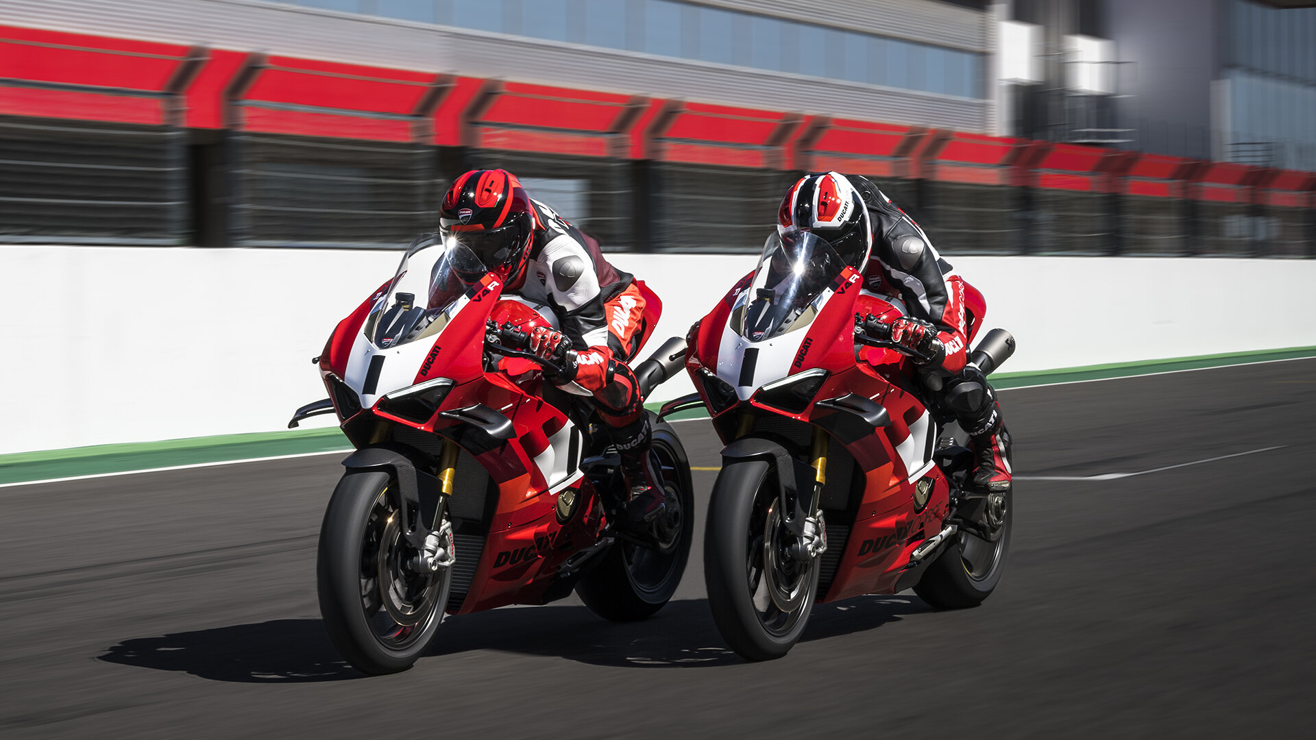 Ducati-Panigale-V4R-MY23-overview-gallery-02-1920x1080.jpg