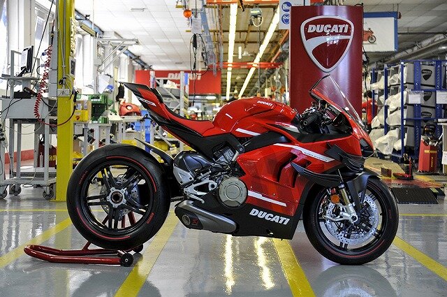 s_02_DUCATI_SUPERLEGGERAV4_001_UC169969_Low-thumb-640x425-11270.jpg